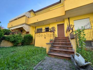 Villetta bifamiliare in vendita di 168 m² in Via Ticino