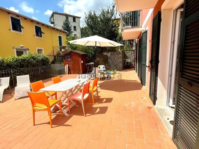 Villetta bifamiliare in vendita di 168 m² in Via Viano