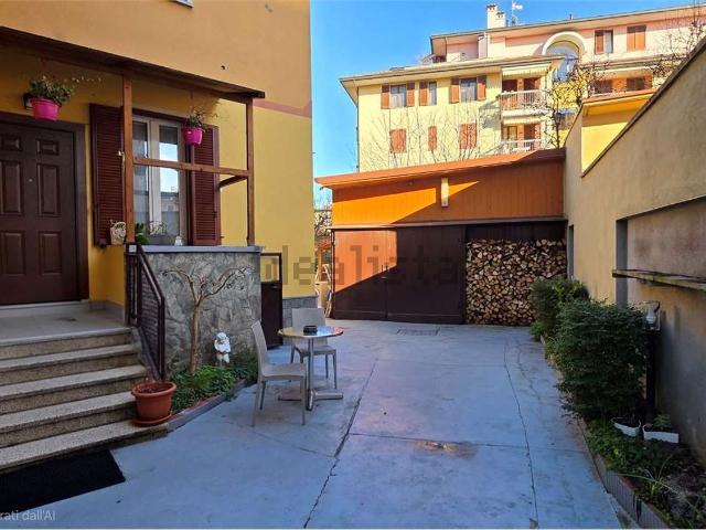 Villetta bifamiliare in vendita di 168 m² in Via Enrico Toti