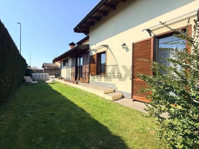 Villetta bifamiliare in vendita di 168 m² in Via Gabriele D&apos Annunzio, 28