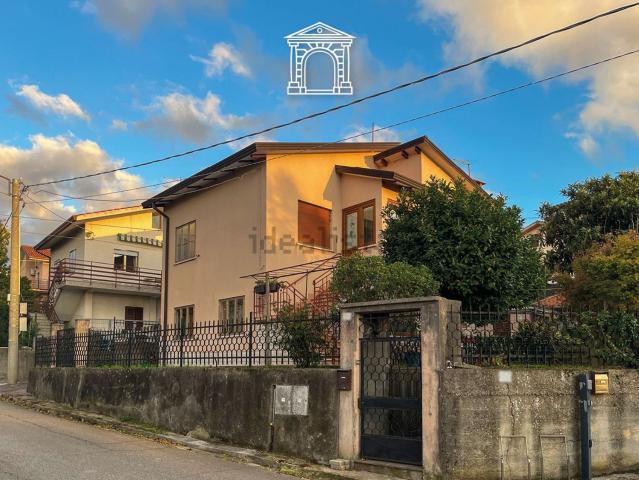 Villetta bifamiliare in vendita di 168 m² in Via Montedoro