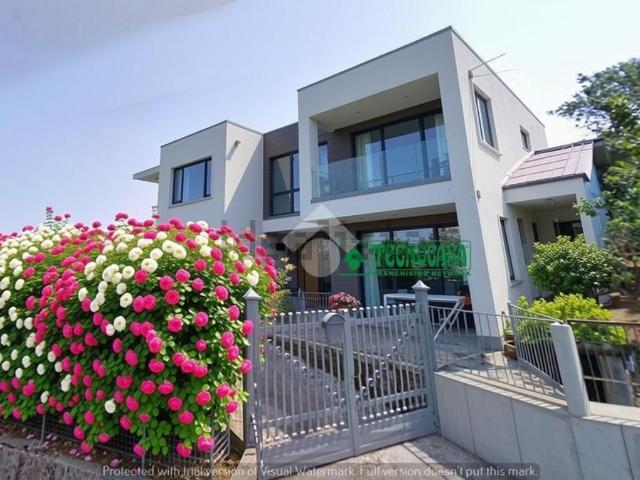 Villetta bifamiliare in vendita di 169 m² in Via Basecchia