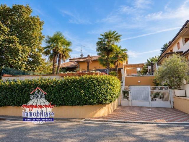Villetta bifamiliare in vendita di 169 m² in Via Francesco Raibolini, 49