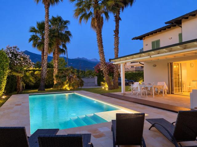 Villetta bifamiliare in vendita di 169 m² in Via Marina