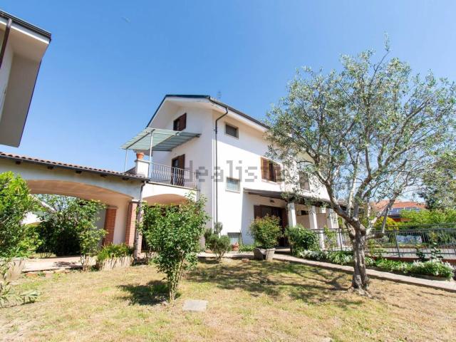 Villetta bifamiliare in vendita di 173 m² in Via G. Carducci, 12