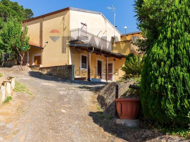 Villetta bifamiliare in vendita di 170 m² in Contrada Rasalgone
