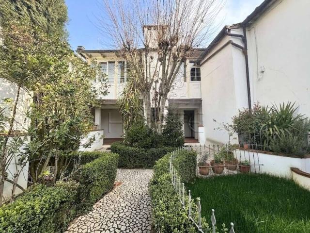 Villetta bifamiliare in vendita di 170 m² in Via Tiberina Nord