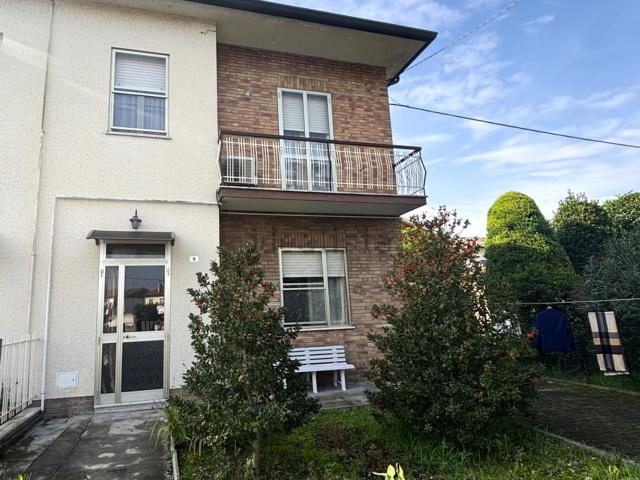 Villetta bifamiliare in vendita di 170 m² in Via Venticinque Aprile 1945