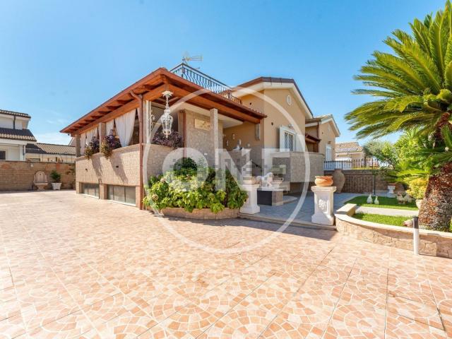 Villetta bifamiliare in vendita di 170 m² in Via Vittorito, 25