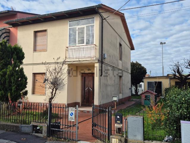 Villetta bifamiliare in vendita di 170 m² in Via Angelo Poliziano, 21