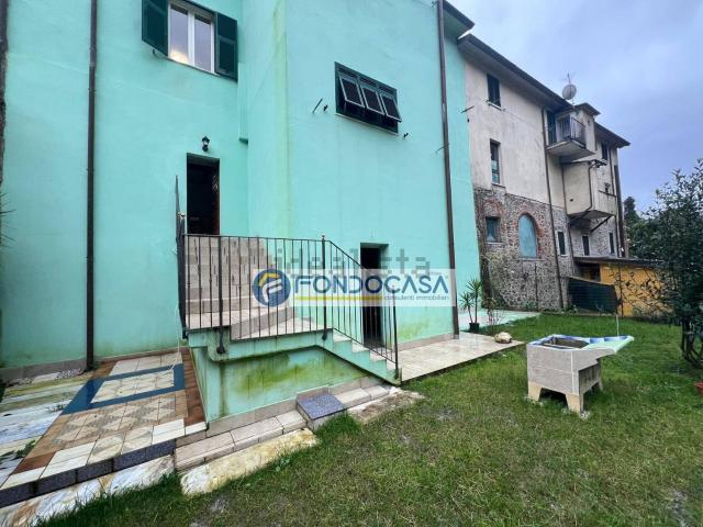 Villetta bifamiliare in vendita di 170 m² in Via Bassa Tambura