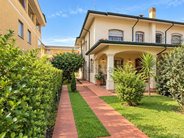 Villetta bifamiliare in vendita di 170 m² in Via dei Lecci, 108
