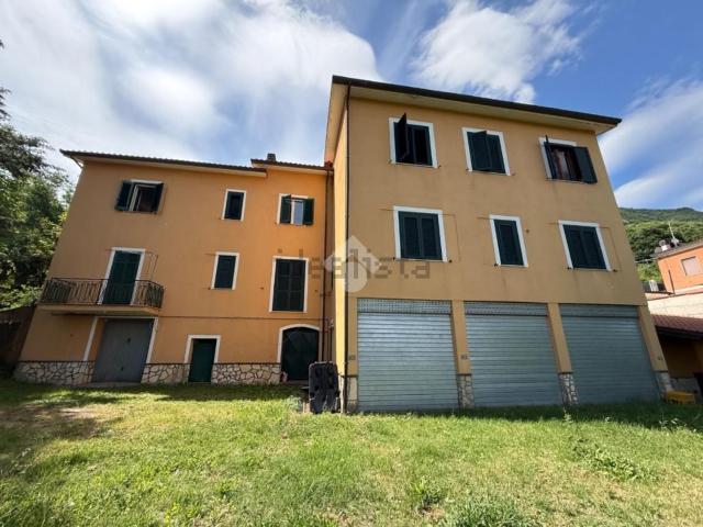 Villetta bifamiliare in vendita di 170 m² in Via del Cerreto