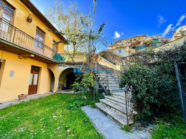 Villetta bifamiliare in vendita di 170 m² in Via Fondaccio