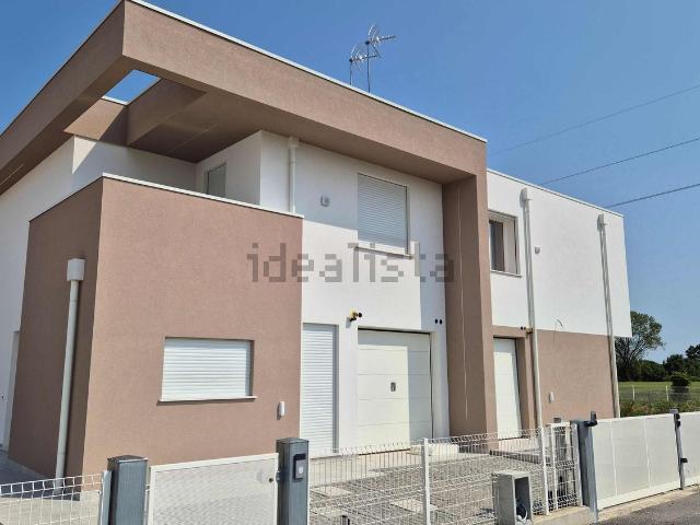 Villetta bifamiliare in vendita di 170 m² in Via Lago di Nemi