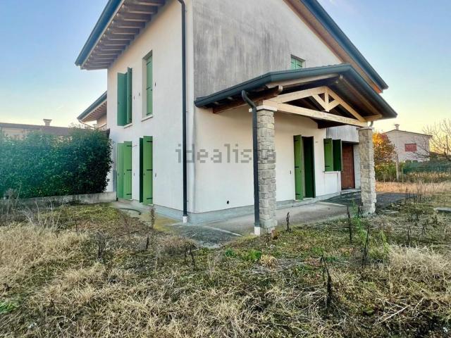 Villetta bifamiliare in vendita di 170 m² in Via Martiri delle Foibe
