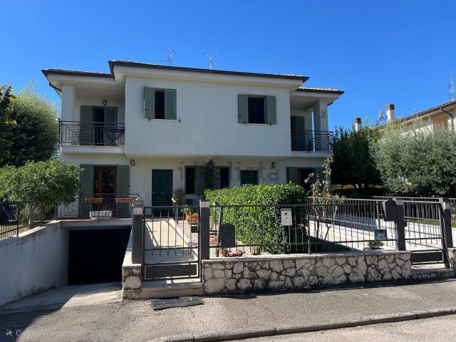Villetta bifamiliare in vendita di 170 m² in Via Mario Tabarrini