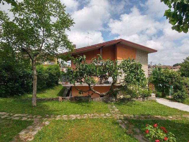 Villetta bifamiliare in vendita di 170 m² in Via Mauro Tesi, 1794