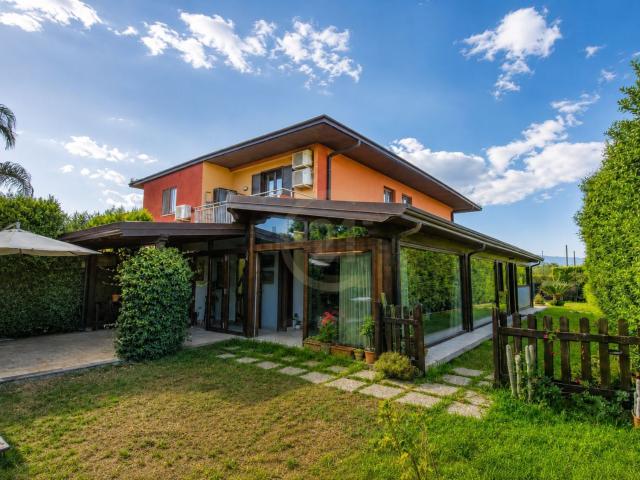 Villetta bifamiliare in vendita di 170 m² in Via Messina Sacerdote, 10