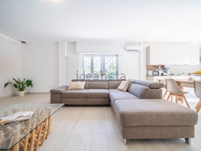 Villetta bifamiliare in vendita di 170 m² in Via Monte Cervino, 49
