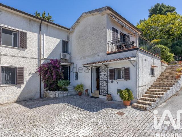 Villetta bifamiliare in vendita di 170 m² in Via Monte Conero
