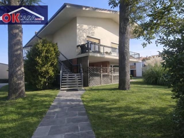 Villetta bifamiliare in vendita di 170 m² in Via Nazionale