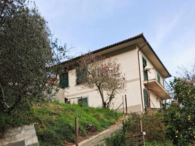 Villetta bifamiliare in vendita di 170 m² in Via Olivella Caminata, 22