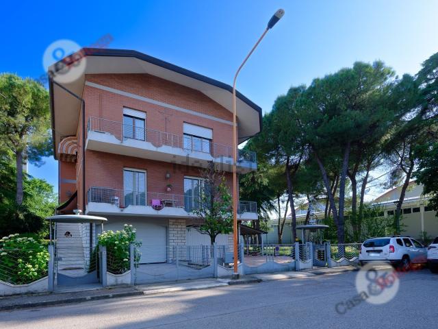 Villetta bifamiliare in vendita di 170 m² in Via Ravenna