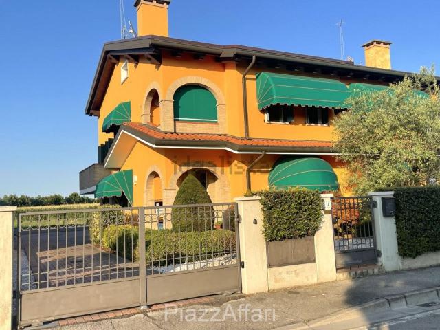 Villetta bifamiliare in vendita di 170 m² in Via Roma