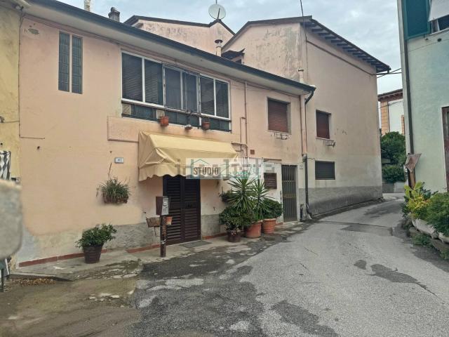 Villetta bifamiliare in vendita di 170 m² in Via Sarzanese Nord
