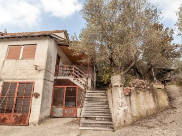 Villetta bifamiliare in vendita di 170 m² in Via Subiaco, 107