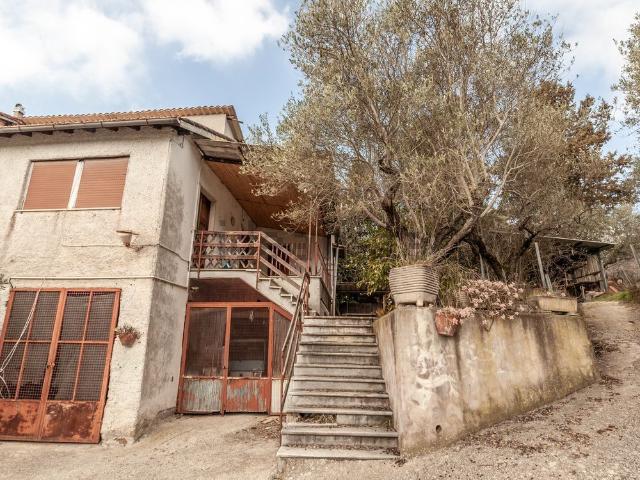 Villetta bifamiliare in vendita di 170 m² in Via Subiaco, 107