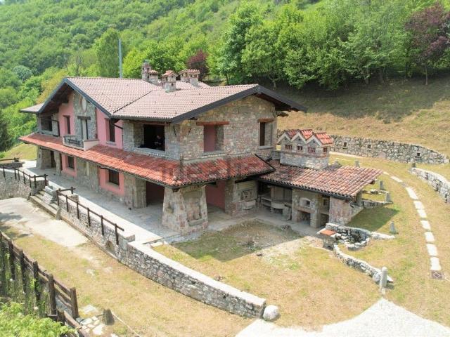 Villetta bifamiliare in vendita di 170 m² in Viale dei Fiori