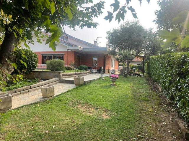 Villetta bifamiliare in vendita di 170 m² in Viale Paradiso, 57