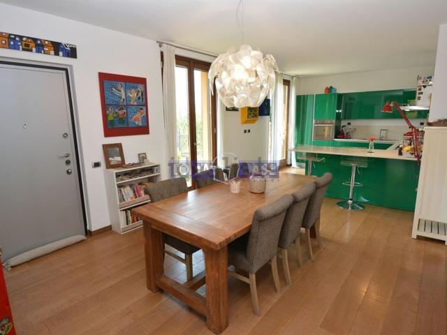 Villetta bifamiliare in vendita di 171 m² in Via dei Mughetti, 8