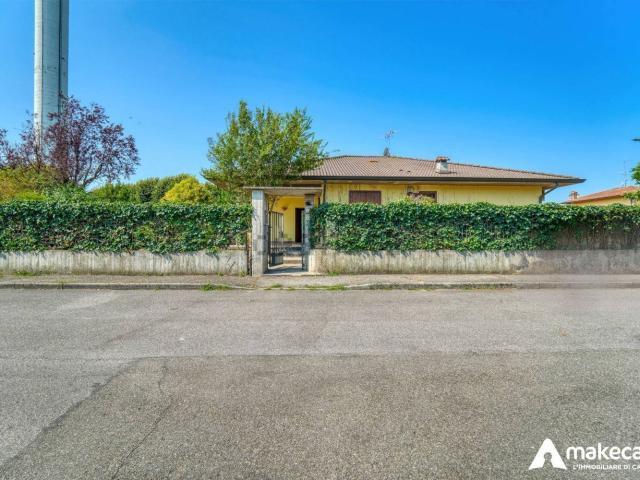 Villetta bifamiliare in vendita di 171 m² in Via G. Deledda, 12