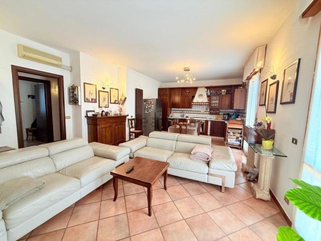 Villetta bifamiliare in vendita di 171 m² in Via Giuseppe Mazzini, 317