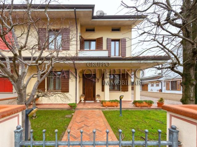 Villetta bifamiliare in vendita di 172 m² in Via Europa, 20