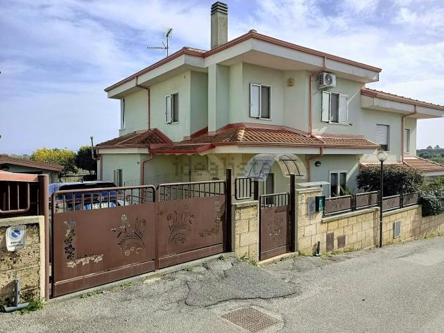 Villetta bifamiliare in vendita di 172 m² in Via Giosuè Carducci