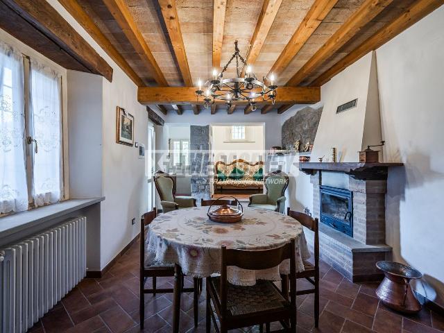 Villetta bifamiliare in vendita di 172 m² in Via Sassorosso, 55