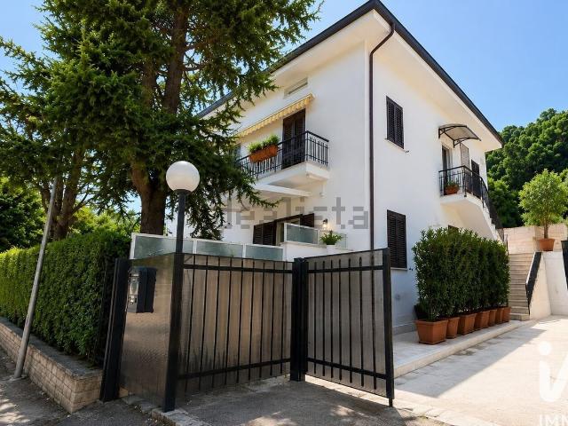 Villetta bifamiliare in vendita di 177 m² in Contrada San Silvestro, 24