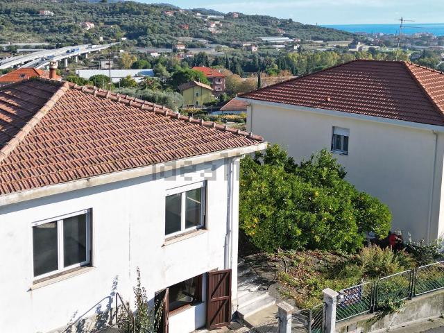 Villetta bifamiliare in vendita di 174 m² in Via Diano Castello