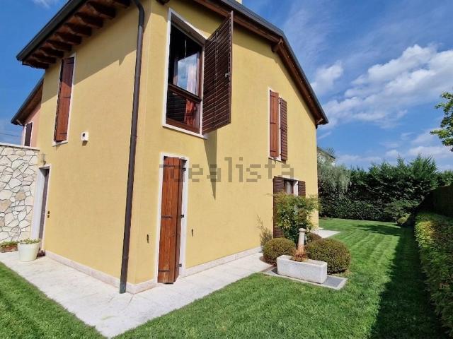 Villetta bifamiliare in vendita di 174 m² in Via Donzellino