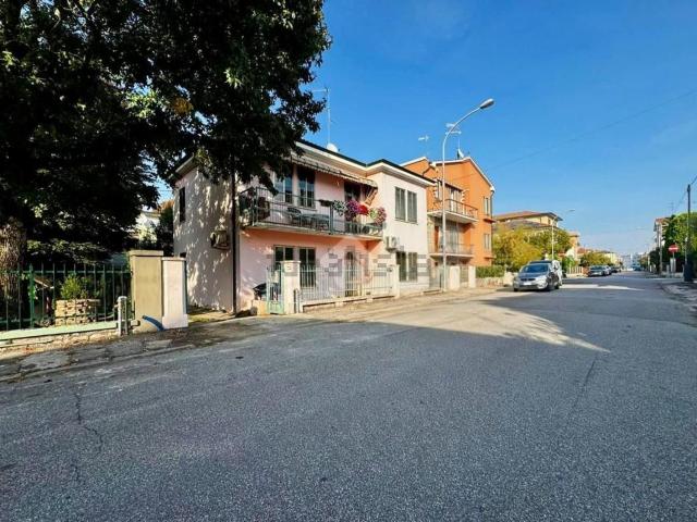 Villetta bifamiliare in vendita di 174 m² in Via G. Vittorio Frassinella, 29