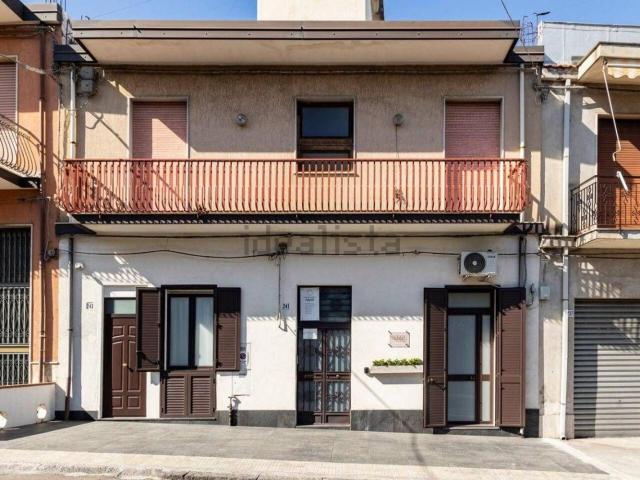 Villetta bifamiliare in vendita di 174 m² in Via Luigi Orlando, 239