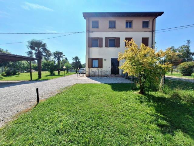 Villetta bifamiliare in vendita di 174 m² in Via Nazionale, 65
