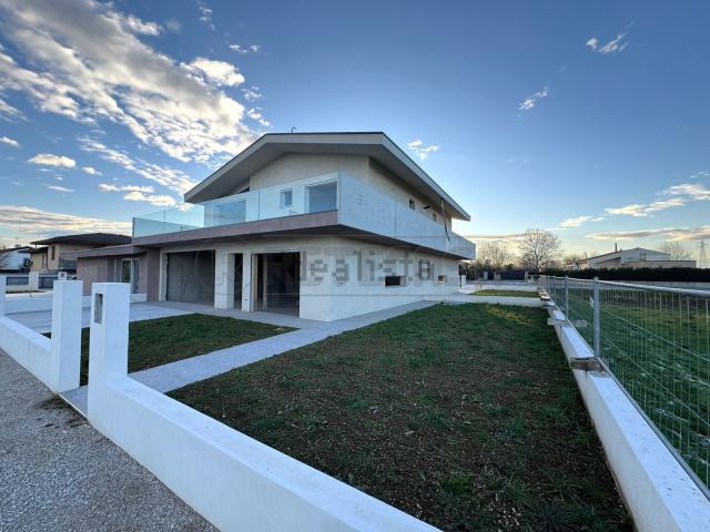 Villetta bifamiliare in vendita di 175 m² in Frazione Camazzole