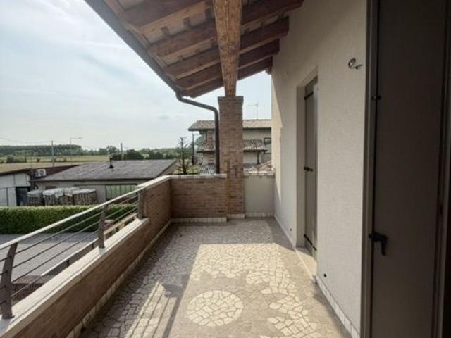 Villetta bifamiliare in vendita di 175 m² in Via Bassa III, 100