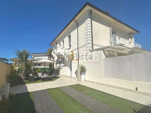 Villetta bifamiliare in vendita di 175 m² in Via Cortona
