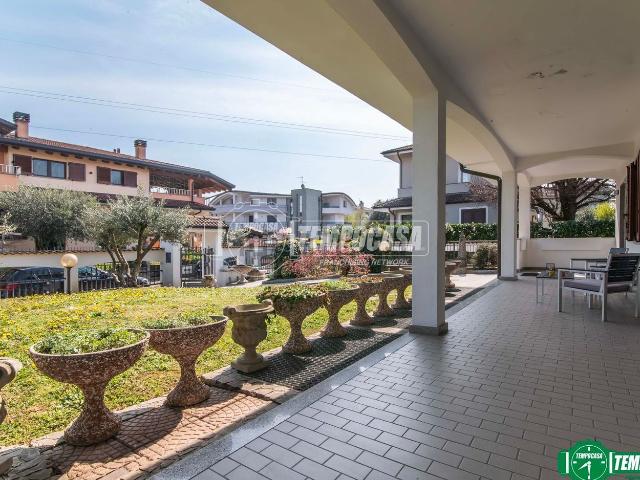 Villetta bifamiliare in vendita di 358 m² in Via Enrico Toti